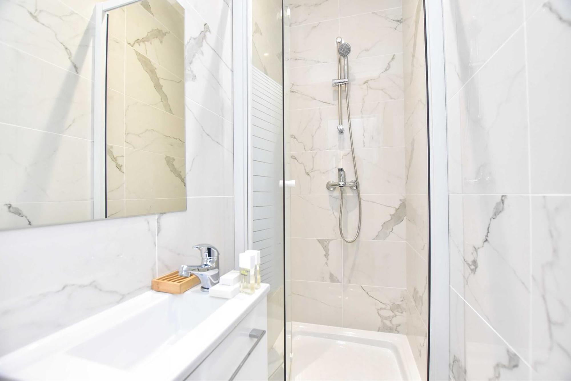 Family - 4br - 10p - Menilmontant * Parijs